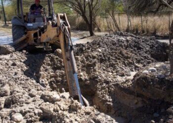 Continúa Comapa con la reparación de la línea de distribución que abastece el sector sur