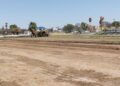 Dan mantenimiento a canchas del parque Polvo Enamorado en Nuevo Laredo