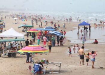 Autoridades llaman a turistas a mantener limpia la playa de Miramar