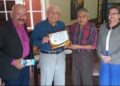 Reconocen 65 años de trayectoria a locutor neolaredense