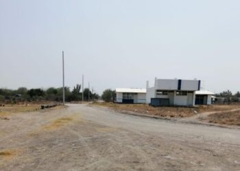 Demandan pavimentación frente a escuela en González