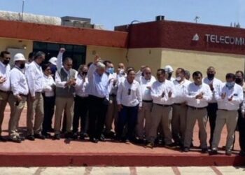 Pemex será rescatado, AMLO ofrece en refinería de Cadereyta