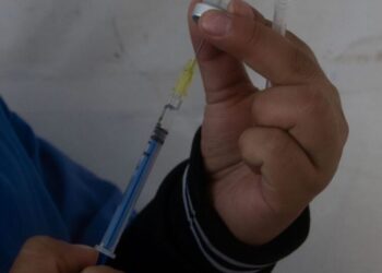 Nuevo León reporta más de 100 casos de covid en personas vacunadas