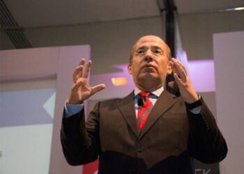 Ex-presidente Felipe Calderón acude a hospital tras dar positivo a covid-19