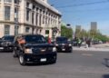Convoy de más de 10 camionetas acompaña a Kamala Harris