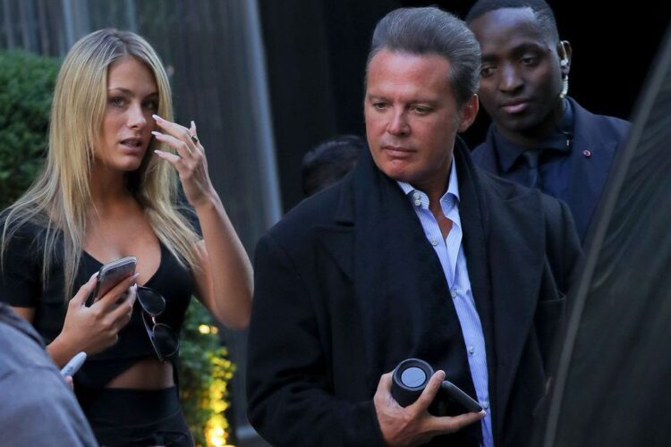 Estrenando nuevo look Luis Miguel reaparece junto a su novia