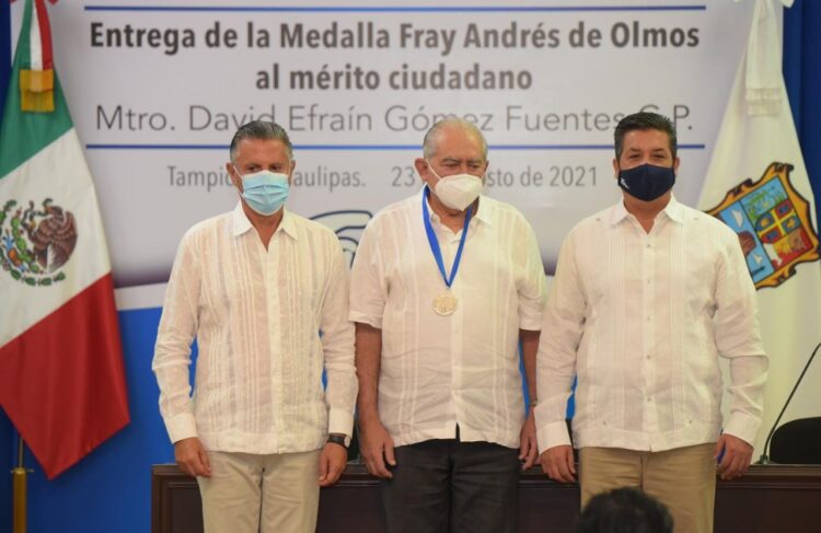 Entregan Cabeza de Vaca y Chucho Nader Medalla Fray Andrés de Olmos al Maestro David Gómez Fuentes