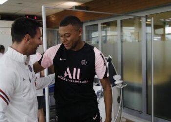 Con fuerte abrazo Kylian Mbappé da la bienvenida a Lionel Messi