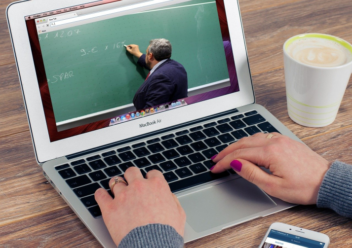 Confirmó AMLO que las clases en línea seguirán en estos canales