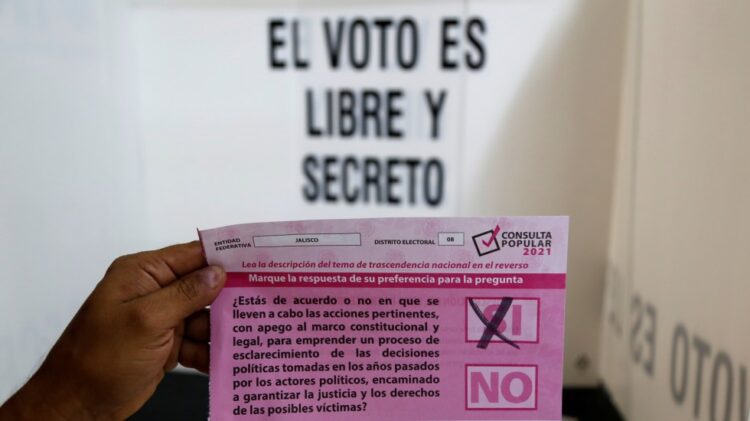 INE califica a López Obrador por “exitosa” consulta popular