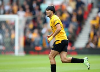258 días después de su fractura de cráneo, Raúl Jiménez vuelve a ser  titular con los Wolves