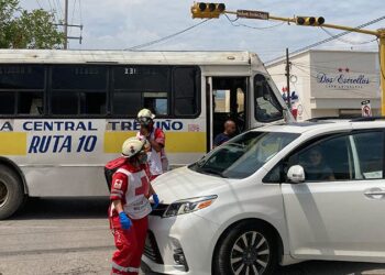 Choca micro troca; hiere a Madre e hija