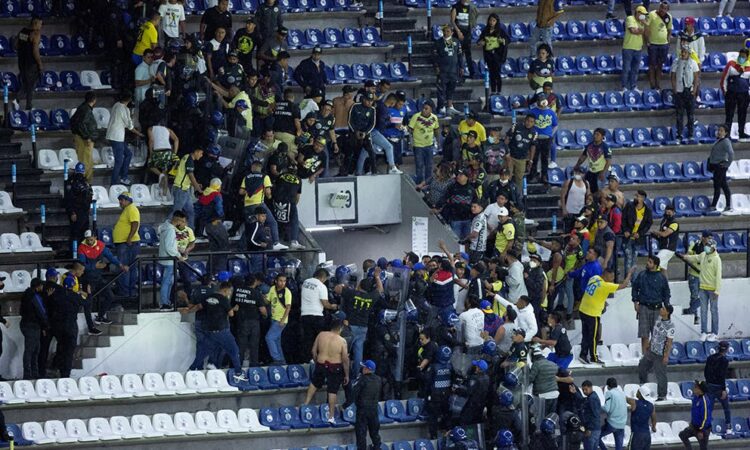 Pleitos en la aficion en el America vs Pumas