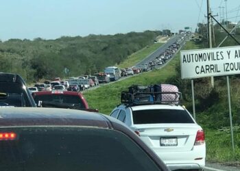 Filas kilométricas de paisanos en su retorno a Estados Unidos