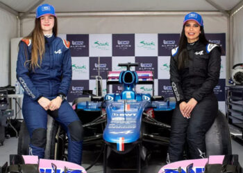 Histórico: Abbi Pulling y Aseel Al Hamad se convierten en las primeras mujeres en manejar un monoplaza de la F1 en Arabia Saudita
