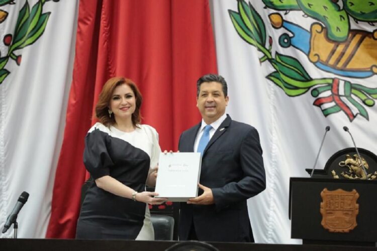 Cabeza de Vaca entregó su sexto Informe de Gobierno. No faltaron protestas de la oposición