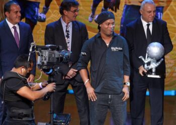 Ronaldinho se emociona tras ser introducido al Salón de la Fama del Fútbol Internacional