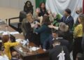 Diputados del PAN y de Morena en Tamaulipas repiten su tradicional pelea en sesión