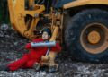 Activistas de Greenpeace paralizan construcción del Tren Maya: se encadenan a maquinaria