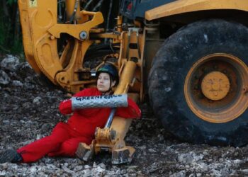Activistas de Greenpeace paralizan construcción del Tren Maya: se encadenan a maquinaria