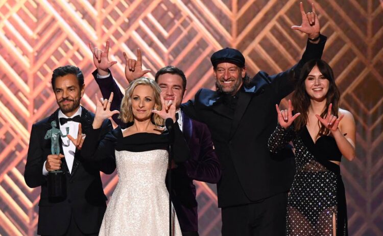 Eugenio Derbez y el elenco de CODA se llevan el premio más importante en los SAG Awards