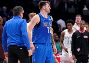 Mavericks resisten sin Doncic y empatan la serie ante Utah