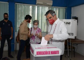 Américo vota y dice que se sometería a una consulta de revocación