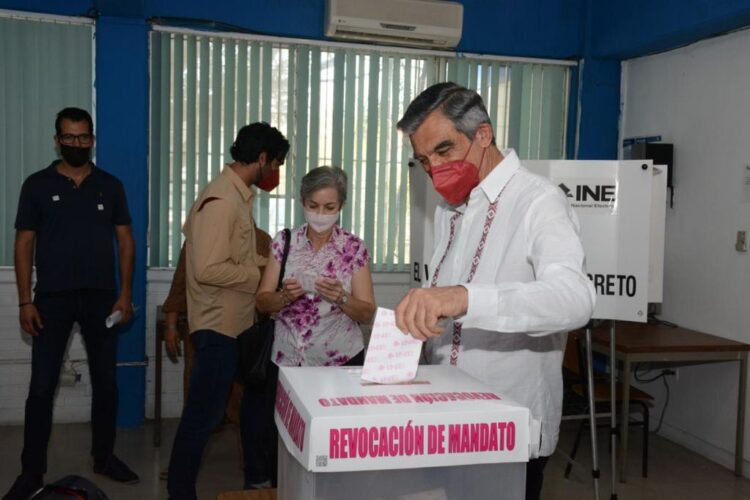 Américo vota y dice que se sometería a una consulta de revocación