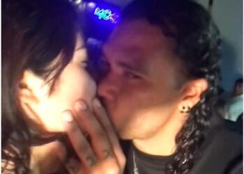 Aparece el Gullit Peña en estado inconveniente besando a una mujer