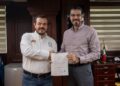 Rector entrega nombramiento al nuevo director del CINOTAM-UAT