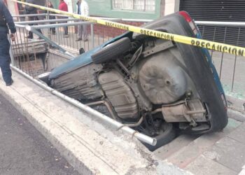 Auto cae en paso a desnivel tras volcadura en Calzada de Tlalpan: No hay heridos