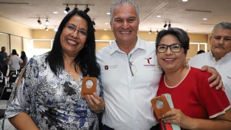 Secretaría de Salud homenajea a trabajadores con hasta 50 años de servicio y entrega nuevos uniformes