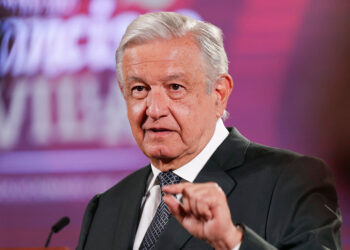 AMLO Critica Propuesta de Xóchitl Gálvez sobre Seguro Médico