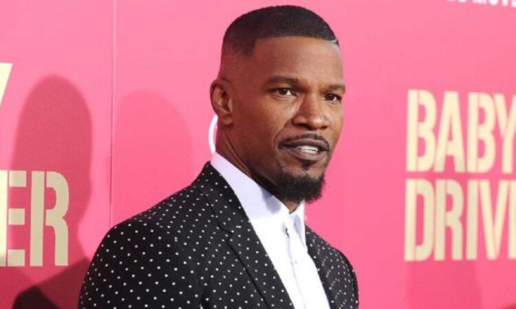 Jamie Foxx reaparece tras hospitalización y disfruta de un paseo en bote