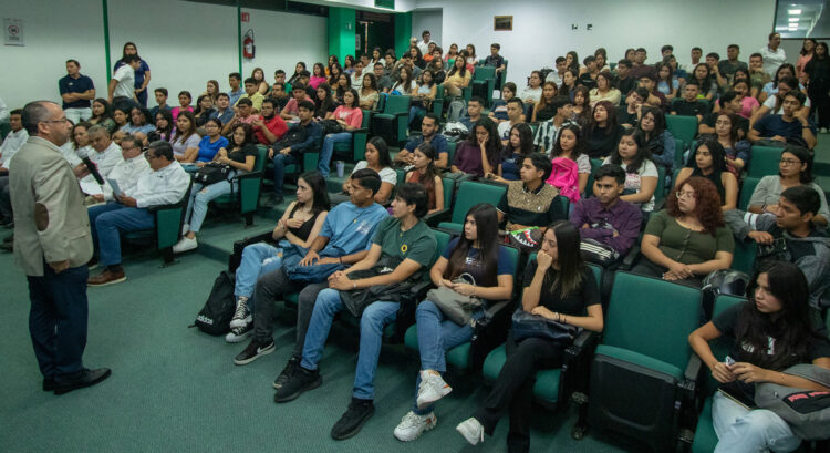Rector de la UAT da la bienvenida a nuevos estudiantes con el emocionante programa «Vida UAT