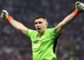 Dibu Martínez Desafía Nueva Regla de FIFA