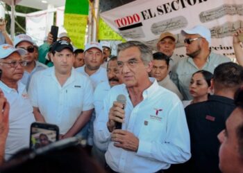 Américo acude a dialogar con las y los maestros; les pide reanudar las clases