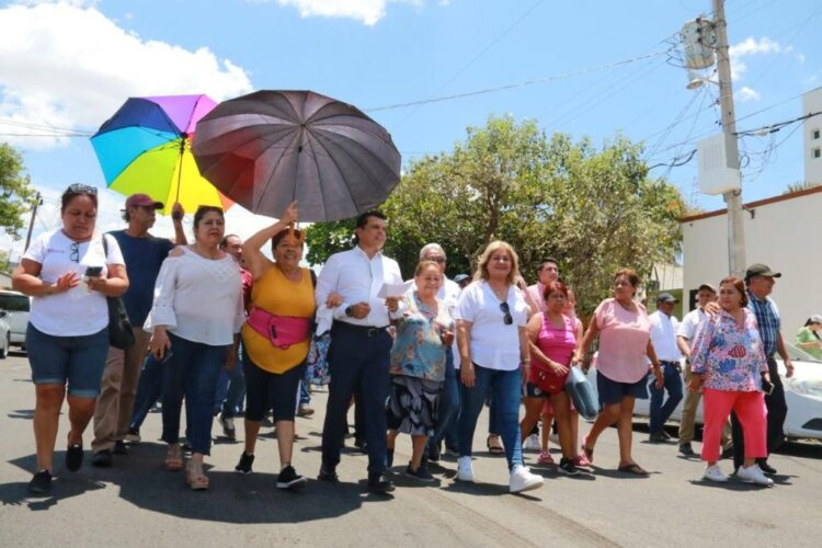 Continúa el Alcalde entregando obras a familias victorenses