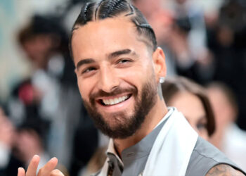 Maluma sorprendido: evita beso forzado de fanática en pleno concierto