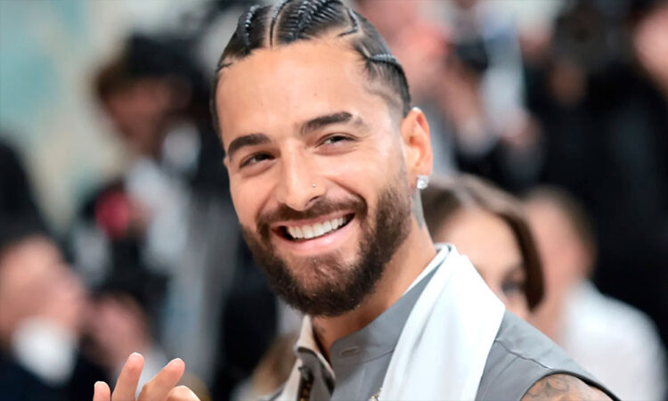 Maluma sorprendido: evita beso forzado de fanática en pleno concierto