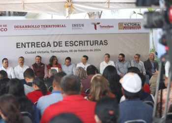 Encabeza alcalde entrega de escrituras a familias victorenses