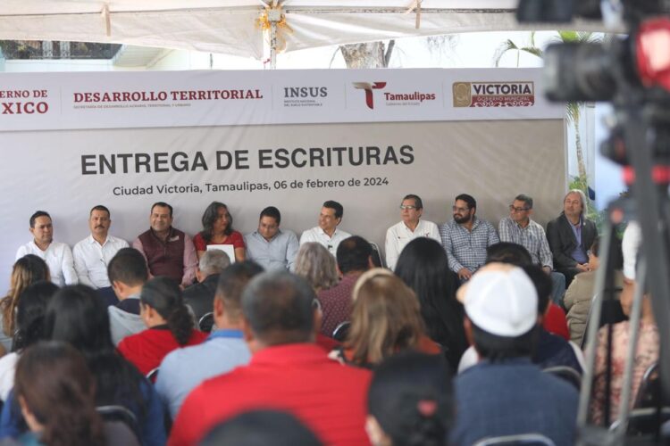 Encabeza alcalde entrega de escrituras a familias victorenses