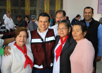 Maestros jubilados reconocen apoyo del presidente de Victoria.