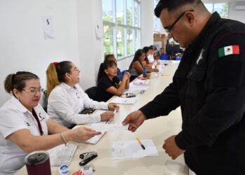 Recibe personal de la SSPT becas para servidores públicos e hijos