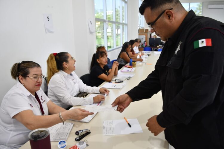 Recibe personal de la SSPT becas para servidores públicos e hijos
