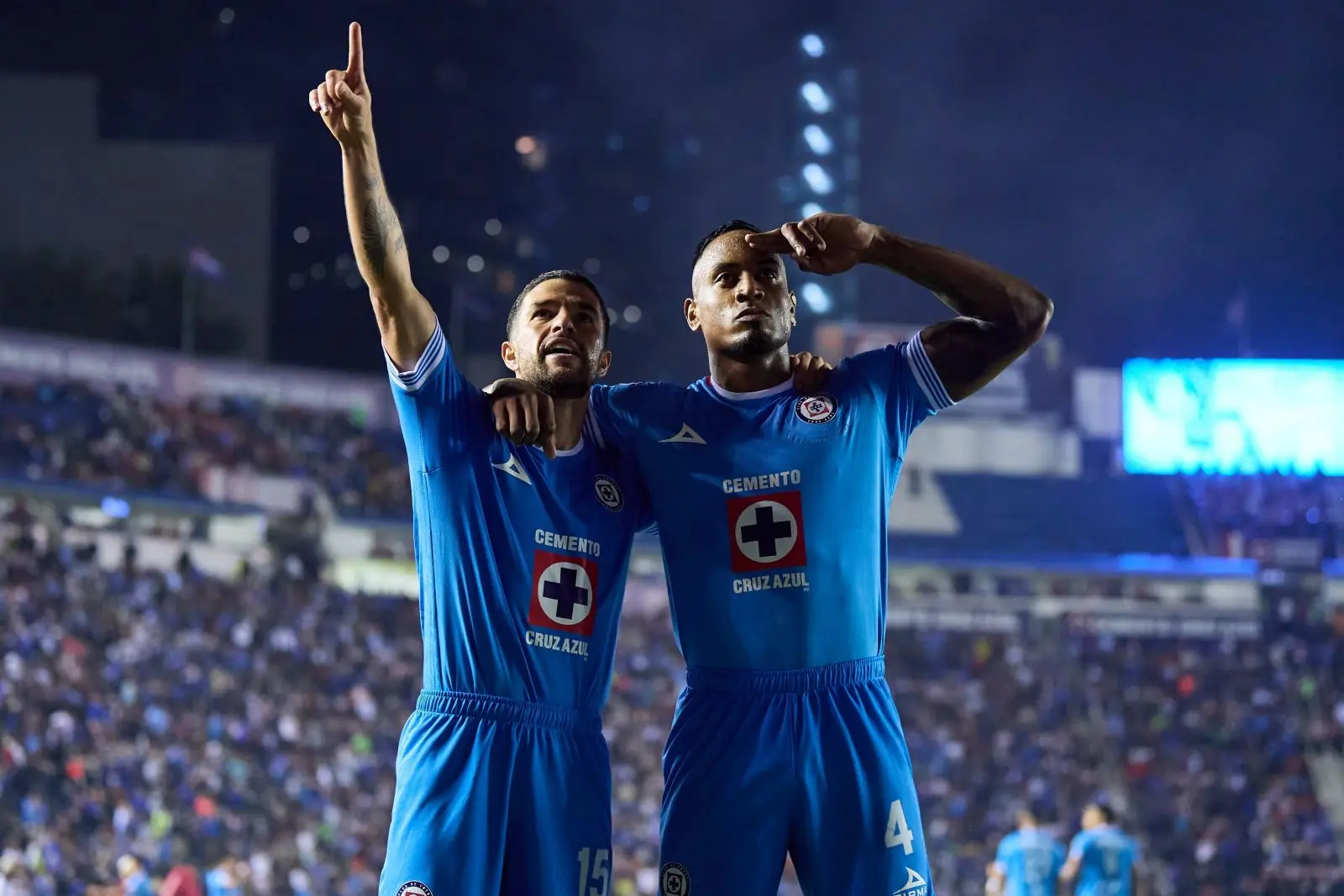 Cruz Azul Derrota a Chivas 1-0 y se mantiene como líder