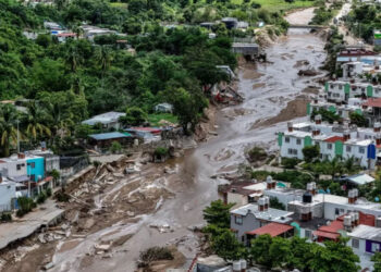 Huracán John desplaza a cientos de familias en Acapulco