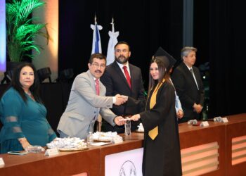 Preside rector graduación de 246 egresados de la UAT en Tampico