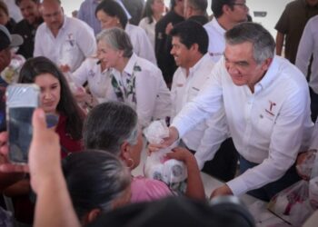 Cumplen Américo y María de Villarreal a las familias de Jaumave