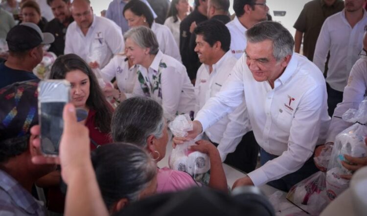 Cumplen Américo y María de Villarreal a las familias de Jaumave